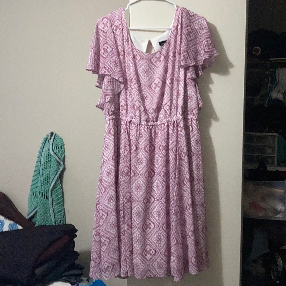 Flutter sleeve dress w keyhole back